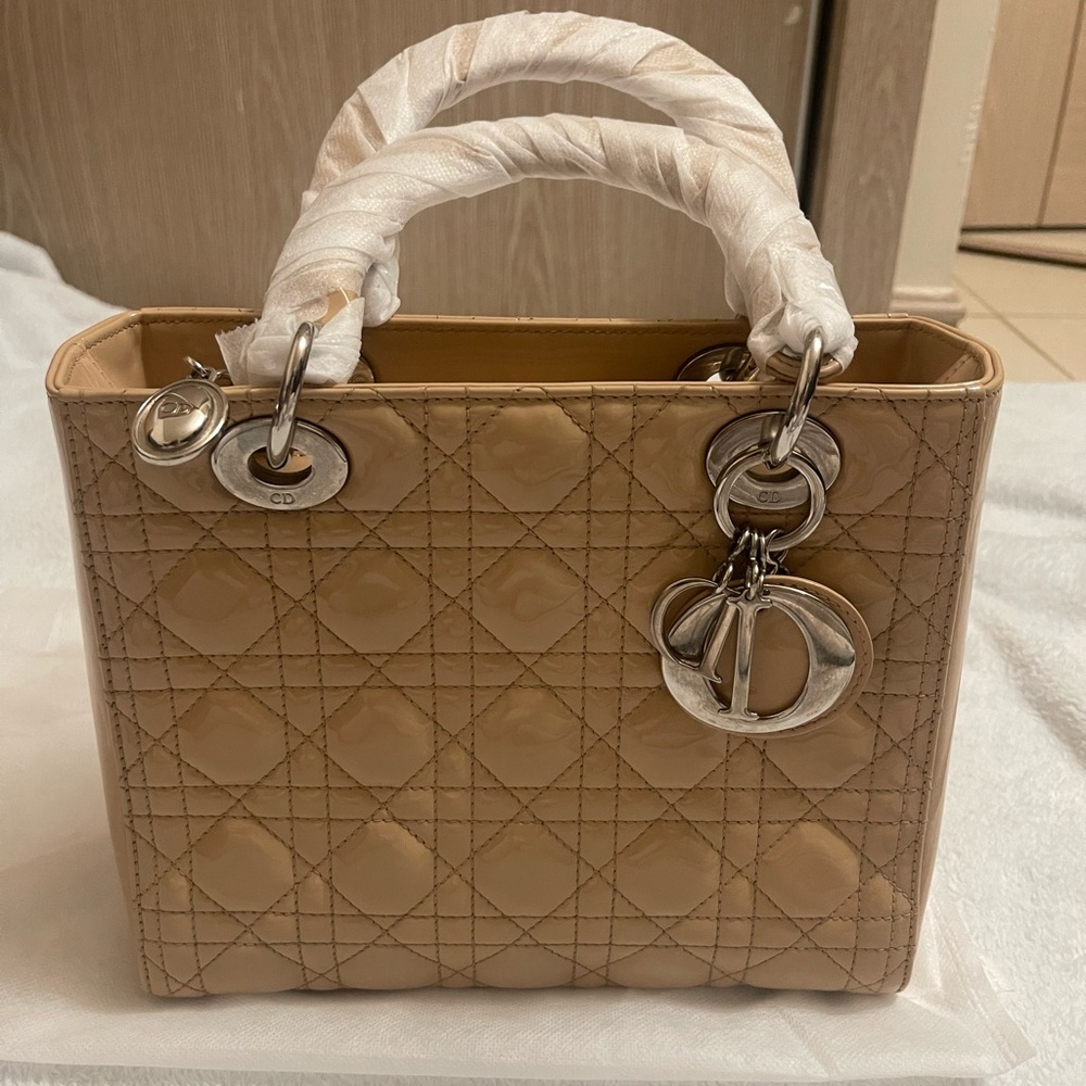 Lady Dior medium in blush/neutral patent